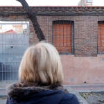 Ana, vecina de Latina, muestra uno de los narcopisos del barrio que consiguieron cerrar el pasado año