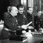 Francisco Franco entregando un premio de natalidad a unos padres acompañados de uno de sus hijos en la sede del Instituto Nacional de Previsión en marzo de 1942 / Efe