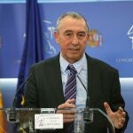 El diputado Joan Baldoví Roda, de Més Compromís, durante la rueda de prensa ofrecida este martes en el Congreso, tras ser recibido por el rey Felipe VI en el marco de la ronda de consultas con los partidos con representación parlamentaria para designar candidato a la investidura