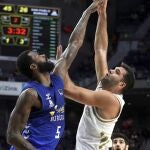 El ala-pívot del Real Madrid Felipe Reyes (d), entra a canasta ante el pívot Earl Clark del San Pablo Burgos, durante el partido correspondiente a la duodécima jornada de Liga Endesa, que se disputa este domingo en el Palacio WiZink Center de Madrid