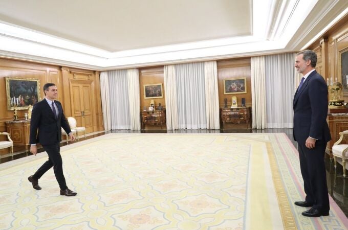 El Rey Felipe VI recibe en audiencia al presidente del Gobierno en funciones, Pedro Sánchez (i), en el marco de la recta final de la ronda de consultas con los representantes de los partidos para decidir si propone un candidato a la investidura, este miércoles, en el Palacio de la Zarzuela en Madrid a 11 de diciembre de 2019.Investidura, Gobierno de España, monarquía española, realezaCasa de S.M. el Rey11/12/2019