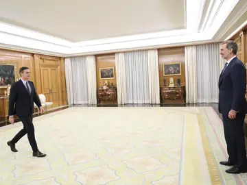 El Rey Felipe VI recibe en audiencia al presidente del Gobierno en funciones, Pedro Sánchez (i), en el marco de la recta final de la ronda de consultas con los representantes de los partidos para decidir si propone un candidato a la investidura, este miércoles, en el Palacio de la Zarzuela en Madrid a 11 de diciembre de 2019.Investidura, Gobierno de España, monarquía española, realezaCasa de S.M. el Rey11/12/2019 Segundo día de la ronda de consultas del Rey Felipe VI para una posible investidura