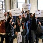 Miembros de la CGT con carteles de "Pensiones por puntos, menos pensiones", se manifestaron hoy en París contra la reforma de Macron