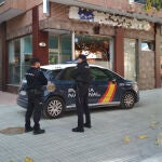 Los agentes encontraron al animal desnutrido, rodeado de heces y con leishmaniosis