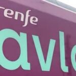 Uno de los trenes de Renfe pintado con los colores de Avlo