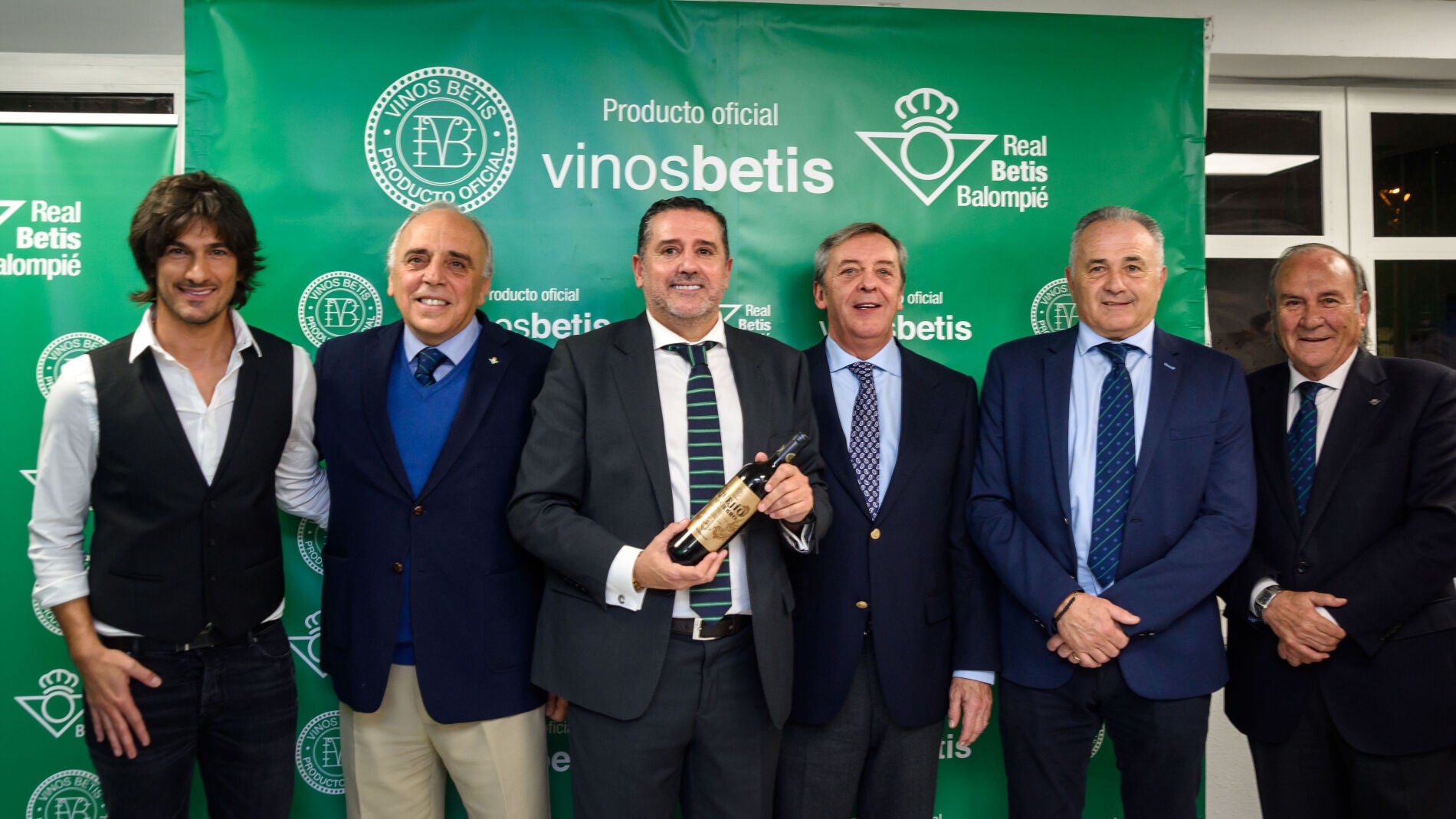De izquierda a derecha, Hugo Salazar, cantante; Carlos González De Castro, consejero del Real Betis Balompié; Alvaro Alés, consejero delegado de Gastropass; Primitivo Gurpegui Muga, de Bodegas Manzanos; Rafael Gordillo, presidente de la Fundación Betis y Juan Garcia Soriano, RRII de la Cantera del Real Betis Balompié