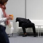 Un asistente echa una cabezada este jueves en la Cumbre del Clima en Madrid
