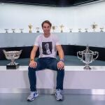 Nadal posa en su academia con todos los títulos que ha ganado en 2019 / Europa Press