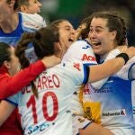 La jugadoras de la selección española de balonmano celebran su pase a la final / Efe