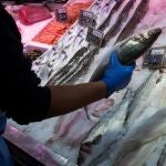 Varios productos son expuestos en una tienda del mercado de la Cebada en Madrid, durante las compras de los productos más tipicos para las comidas navideñas. EFE/Luca Piergiovanni
