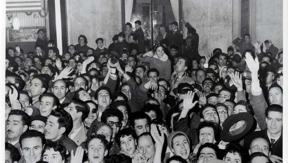 Los madrileños esperaron durante horas para ver pasar la caravana en la que viajaban Franco y Eisenhower