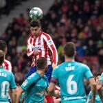 Álvaro Morata, del Atlético de Madrid, remata de cabeza para conseguir su gol, durante el partido de la jornada 17 de LaLiga que Atlético de Madrid y Osasuna disputan este sábado en el estadio Wanda Metropolitano. EFE/Rodrigo Jiménez
