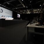 La ministra de Medio Ambiente de Chile y presidenta de la COP25, Carolina Schmidt (i), en el plenario en el que se celebra la ceremonia de clausura de la Cumbre del Clima, este sábado en Madrid