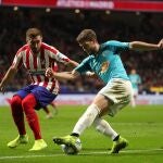 El mexicano Héctor Herrera (i), del Atlético de Madrid, lucha con el jugador de Osasuna, durante el partido de la jornada 17 de LaLiga que Atlético de Madrid y Osasuna disputan este sábado en el estadio Wanda Metropolitano