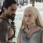 La tribu de los «Dothraki», de la que es reina Daenerys Targaryen (Emilia Clarke) tiene un idioma propio, creado por David J. Peterson