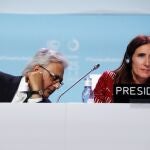 La ministra de Medio Ambiente de Chile y presidenta de la COP25, Carolina Schmidt (d), y el Subsecretario Ejecutivo de la Convención Marco de las Naciones Unidas sobre el Cambio Climático, Ovais Sarmad