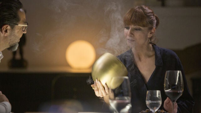 Najwa Nimri es una de las invitadas que, en «Una vida, una cena», disfruta de la cocina de Quique Dacosta
