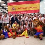 La selección de balonmano recibió un cariñoso recibimiento en Barajas