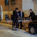 Los cadáveres de los ancianos fueron trasladados por los servicios funerarios. ©Gonzalo Pérez Mata