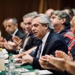 AME6741. BUENOS AIRES (ARGENTINA), 17/12/2019.- Fotografía cedida por la Presidencia de Argentina que muestra al mandatario Alberto Fernández mientras habla en el lanzamiento del "Plan Estratégico Automotor 2030", en Buenos Aires (Argentina). Fernández, se mostró este martes favorable al acuerdo comercial sellado entre el Mercosur y la Unión Europea (UE) "en la medida que esa decisión no afecta" a la industria nacional, y apostó por una apertura a nuevos mercados que haga "más fuerte" la actividad industrial. EFE/ Cortesía Presidencia de Argentina/SOLO USO EDITORIAL/NO VENTAS