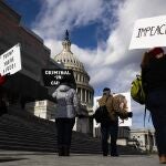 Manifestación a las puertas de la Cámara de Representantes, donde se debaten los cargos contra el presidente Donald Trump