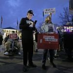 Manifestantes piden abrir el proceso de destitución contra Donald Trump en Raleigh