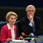El negociador jefe de la UE para el Brexit, Michel Barnier, que lo seguirá siendo durante las futuras conversaciones con Reino Unido, junto a la presidenta de la Comisión, Ursula von der Leyen