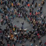 Un grupo de personas abren un cículo alrededor de un hombre en una de las zonas en la que se empiezan a concentrar los manifestantes convocados por Tsunami Democratic con motivo del partido entre el FC Barcelona y Real Madrid, junto al estadio del Camp Nou, Barcelona /Catalunya (España), a 18 de diciembre de 2019.18 diciembre 2019, INDEPENDENTISMO, CATALUÑA, IDEPENDENCIA, FÚTBOL, CLÁSICO. David Zorrakino / Europa Press18/12/2019
