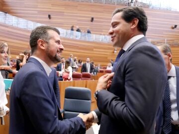 Los portavoces de PP y PSOE en las Cortes, Ra&uacute;l de la Hoz y Luis Tudanca, conversan animadamente durante un receso de un pleno de la pasada legislatura