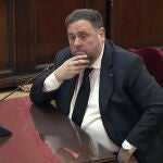 GRAF6983. MADRID, 14/02/2019.- Imagen tomada de la señal institucional del Tribunal Supremo de la declaración del exvicepresidente de la Generalitat y principal acusado, Oriol Junqueras, durante la tercera jornada del juicio del "procés" en la Sala de Plenos del Tribunal Supremo. Oriol Junqueras ha negado este jueves en el juicio del 'procés' que se destinasen fondos públicos a la organización del referéndum del 1 de octubre de 2017, y ha asegurado: "A los contribuyentes no les costó nada". EFE/Tribunal Supremo
