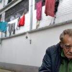 Fotografía fechada el 26 de noviembre de 2019 que muestra al reo español Rodrigo mientras habla en entrevista con Efe, en la cárcel La Modelo de Bogotá (Colombia). En la celda número ocho del patio de extranjeros de la cárcel La Modelo de Bogotá deambula Rodrigo Cariñana. EFE/ Oskar Burgos
