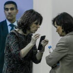 La ministra de Justicia, Dolores Delgado, habla con la vicepresidenta del Gobierno, Carmen Calvo, tras la sentencia del TJUE sobre la inmunidad de Junqueras