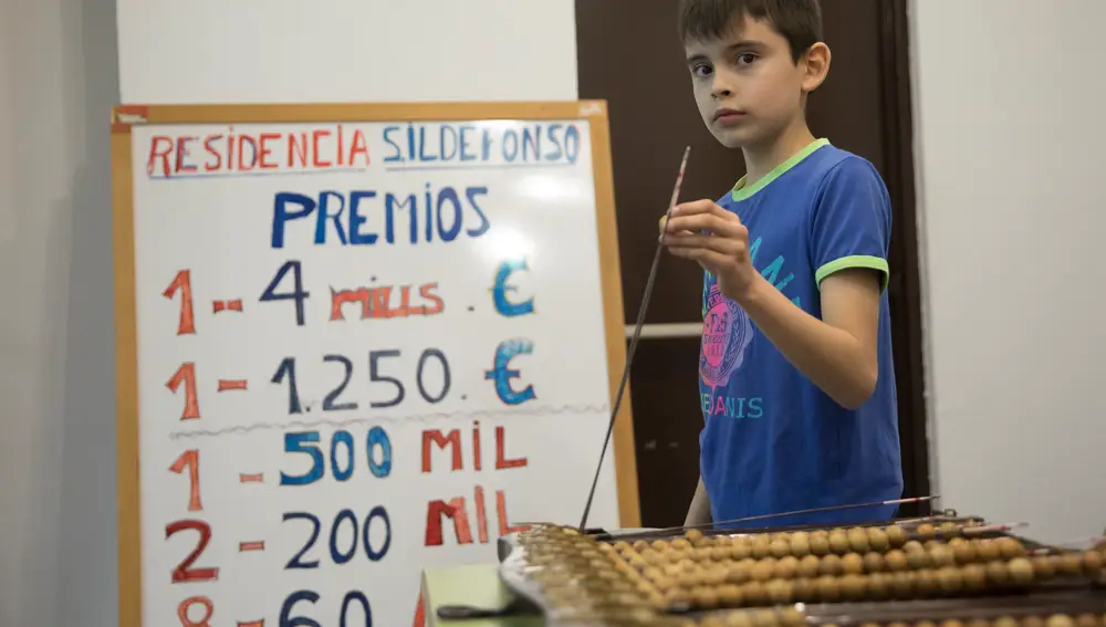 Madrid. 17/12/19. Luís, uno de los niños del sorteo de la lotería de Navidad de este año, enseyando el material de ensayo a LA RAZÓN. © Luis Díaz.