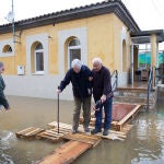 Dos vecinos tienen que ser sacados del bar por la crecida del río Orbigo en Vecilla de la Polvorosa