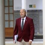 El consejero de Educación, Javier Imbroda, en los pasillos del Parlamento andaluz