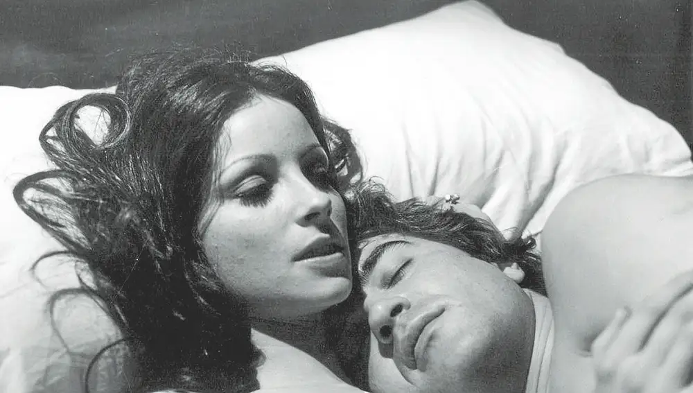 Amparo Muñoz y Patxi Andión, en una escena de la película «La otra alcoba»