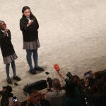 Dos de las niñas de la residencia de San Ildefonso, cantan uno de los quintos premios de la Lotería de Navidad, durante la celebración del Sorteo Extraordinario de la Lotería de Navidad 2019 en el Teatro Real de Madrid (España), a 22 de diciembre de 2019.22 diciembre 2019, LOTERÍA, BOLETO, SORTEO, LOTERÍA DE NAVIDAD. Eduardo Parra / Europa Press22/12/2019