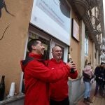 GRAF3319. SALAMANCA, 22/12/2109.- El propietario de la escuela de judo seiza en Salamanca , la mayor parte de los cien millones de euros del premio Gordo del sorteo extraordinario de la Lotería Nacional, correspondientes a las 25 series consignadas en el centro comercial Carrefour, situado en la Avenida Agustinos Recoletos. EFE/J.M. Garcia