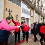 Un grupo de amigos celebran que han ganado "El Gordo de la Lotería", frente al gimnasio Seiza 2 donde se repartió el número 26.590, premiado con el Primer Premio de la Lotería de Navidad, en Salamanca