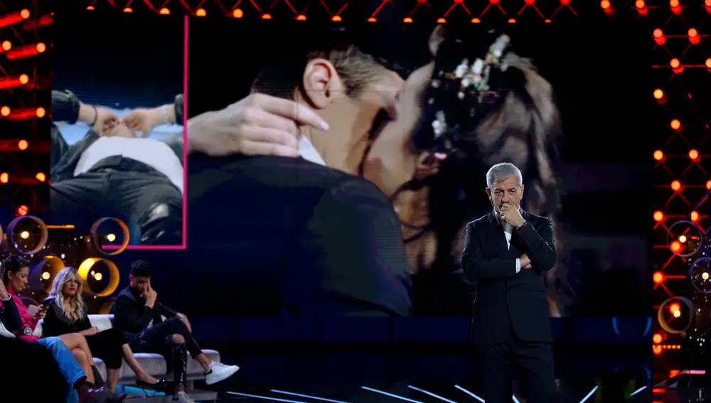 Carlos Sobera durante el programa de Gran Hermano. En la foto Adara y Hugo Sierra besándose