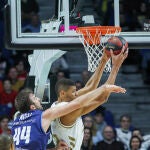 Tavares coge un rebote ante un jugador de MoraBanc