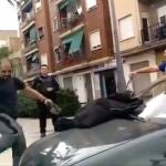 El hombre comenzó a dar patadas tanto dentro como fuera del coche y arrancó algunas piezas