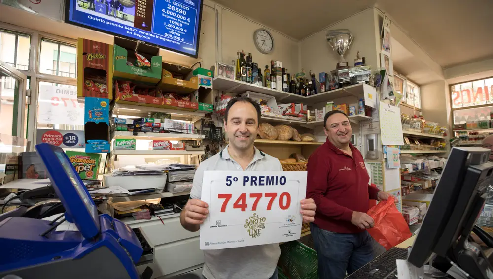 Carlos y Jesús repartieron parte del quinto premio 74770 en su comercio Alimentación La Marina, en Ávila.Ávila, 22-12-2019Foto: Ricardo Muñoz