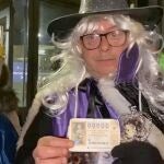 colas a la entrada del Teatro Real para el sorteo de la Lotería de Navidad