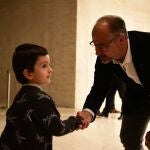 El presidente de las Cortes, Luis Fuentes, saluda a un joven visitante