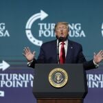 El Presidente Trump se dirige al auditorio en un acto en Palm Beach (Florida), ayer.