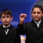 Dos de los niños de la residencia de San Ildefonso, posan con las bolas