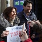 Carlos y Sara, propietarios de la administración de Lotería situada en la calle de El Collado de Soria, celebran haber vendido íntegramente el 75206, el primer quinto premio del Sorteo de Lotería de Navidad que se celebra este domingo.