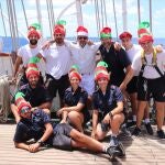 Parte de la tripulación del Juan Sebastián de Elcano posa con un toque navideño