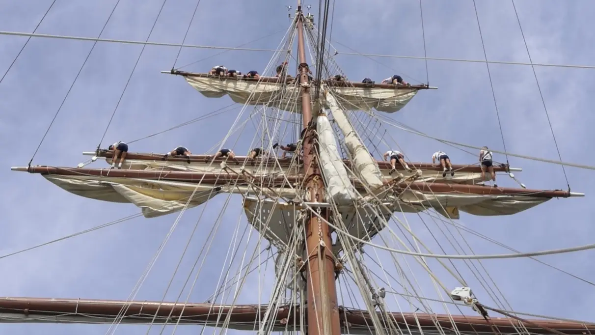 El "Juan Sebastián de Elcano" pasa su particular Navidad veraniega navegando camino de Mar de Plata y Buenos Aires